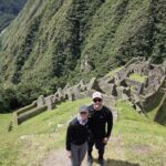 Caminantes sobre los recintos incas de Wiñay Wayna en el Camino Inca de 2 días