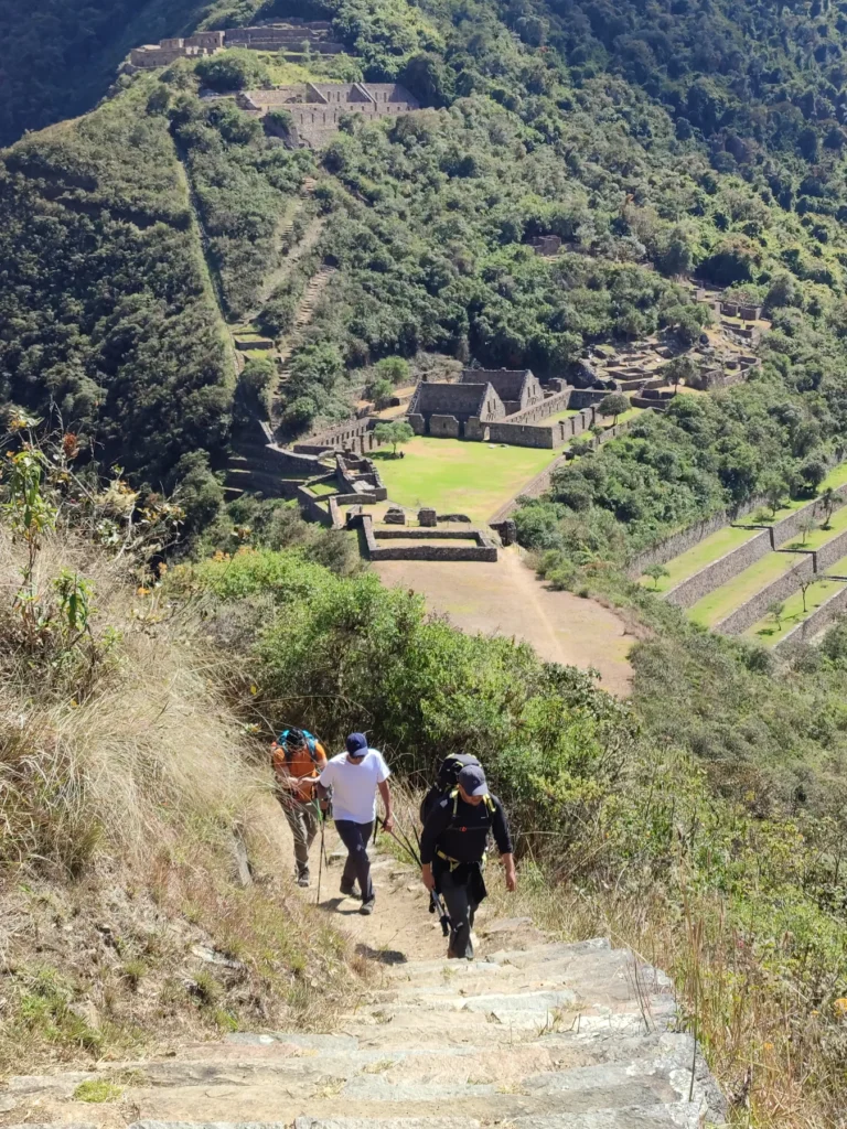 Caminantes subiendo por el sendero hacia el sector principal de Choquequirao