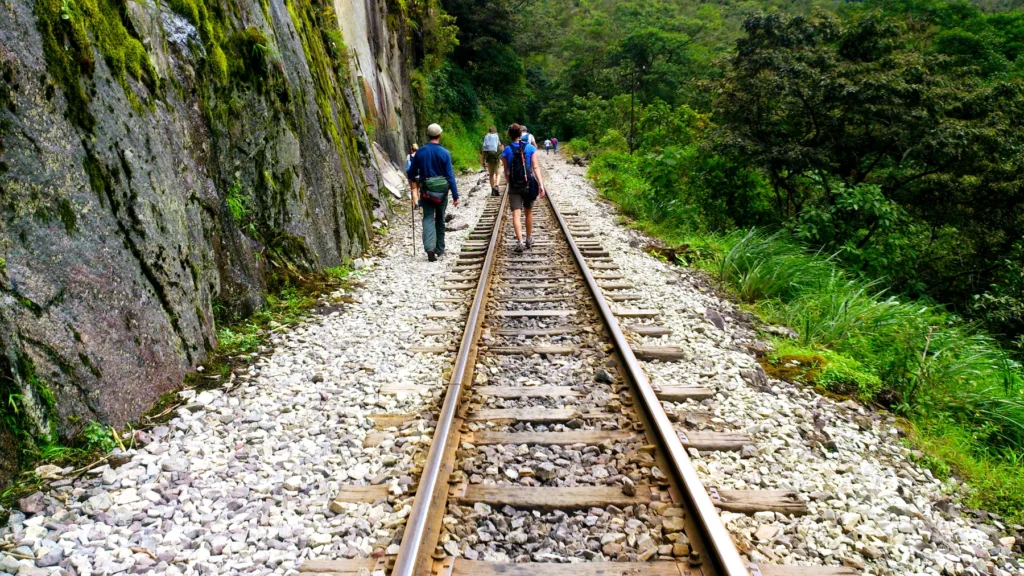 Caminantes por la vía del tren de Hidroeléctrica hacia Aguas Calientes