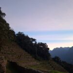 Amanecer entre andenes incas en el último día del Camino Inca