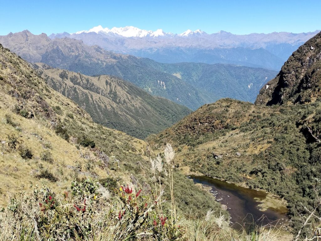 Laguna en el fondo del valle y cordillera nevada vistas desde el Camino Inca