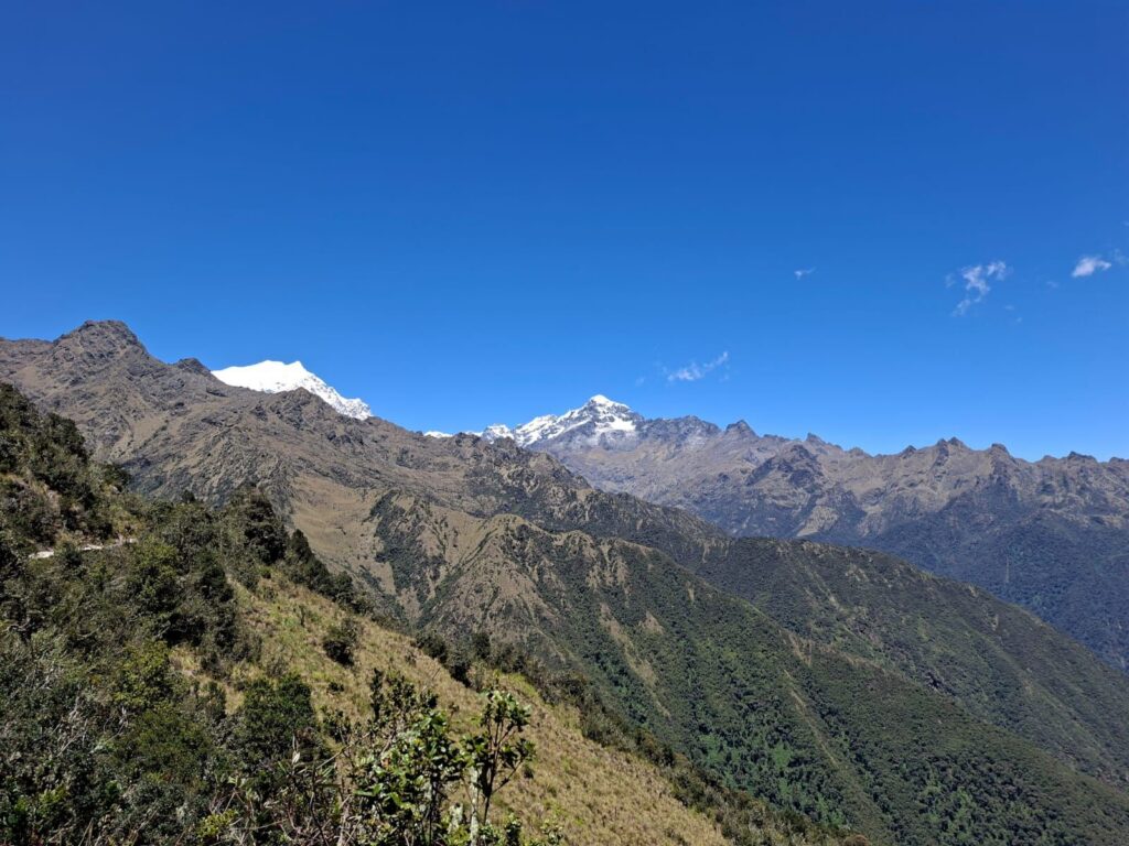 Montañas y nevados bajo el cielo azul en el Camino Inca