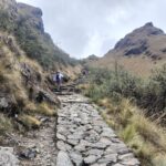 Caminantes en la subida al paso de Warmiwañusca, el punto más alto del Camino Inca