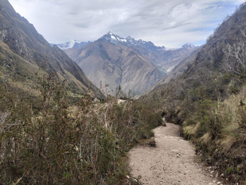 Vista del valle y un nevado en la subida hacia el paso de Warmiwañusca