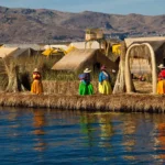 Casas de totora y pobladores en una isla de los Uros, en el lago Titicaca
