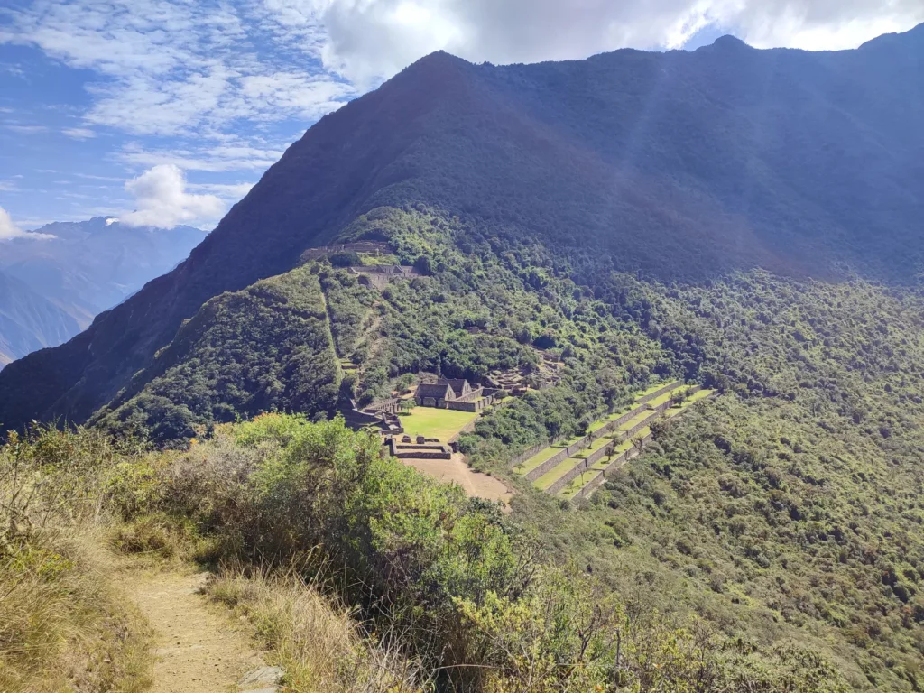 Andenes y recintos de Choquequirao en la ladera de la montaña