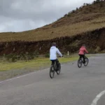 Ciclistas en la bajada en bicicleta del primer día del Inka Jungle