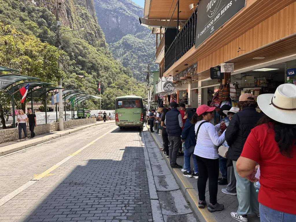 Viajeros haciendo cola para el bus de Aguas Calientes a Machu Picchu