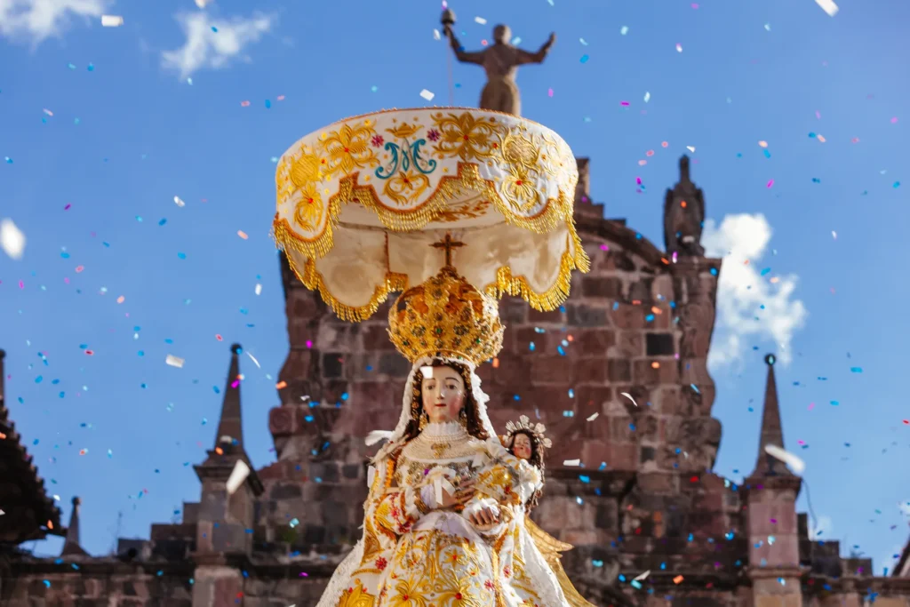 Entrada de la Virgen de Belén en el Corpus Christi del Cusco, entre una lluvia de pétalos