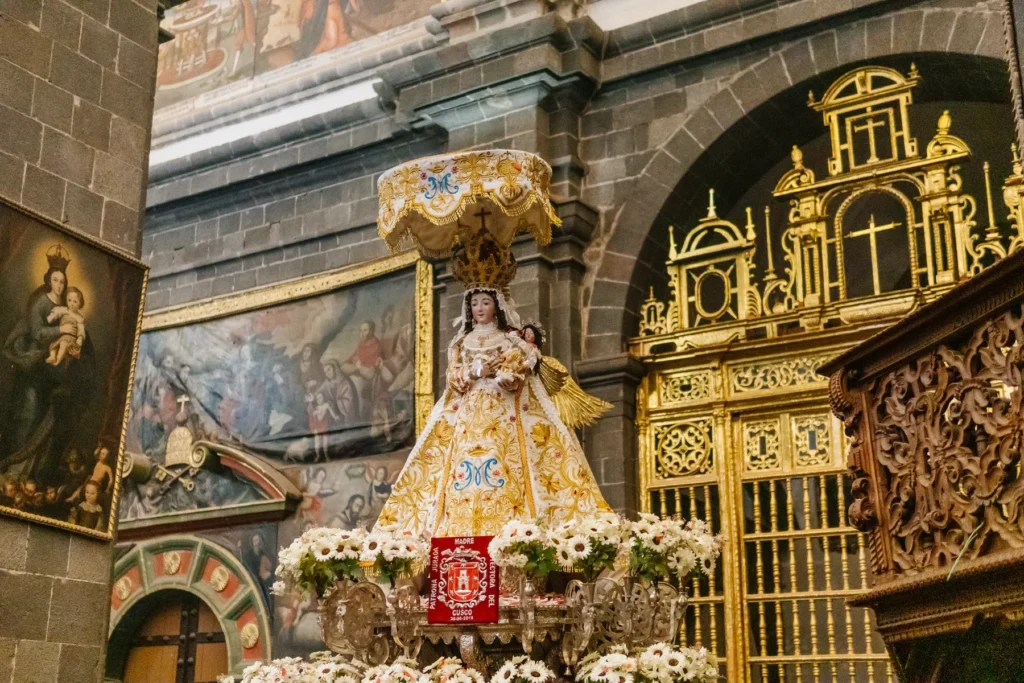 La Virgen de Belén dentro de la Catedral del Cusco, junto a los retablos dorados, durante el Corpus Christi