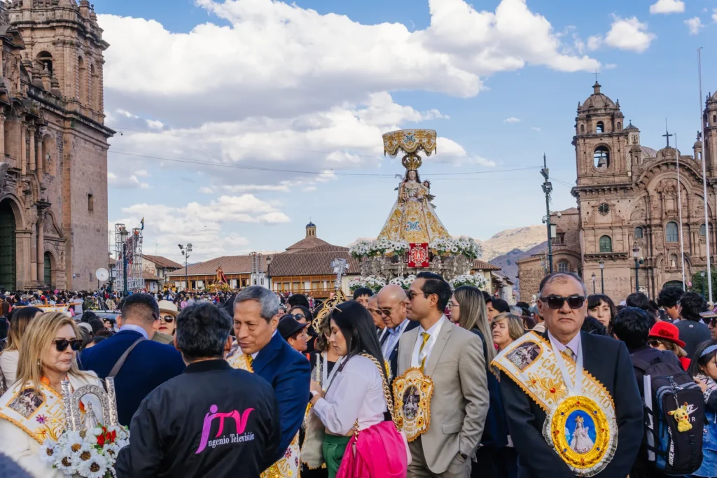 La Virgen de Belén en la Plaza de Armas del Cusco con la Catedral al fondo, durante el Corpus Christi