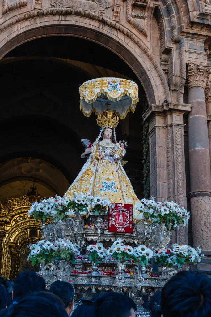 La Virgen de Belén en la puerta de la Catedral del Cusco durante el Corpus Christi