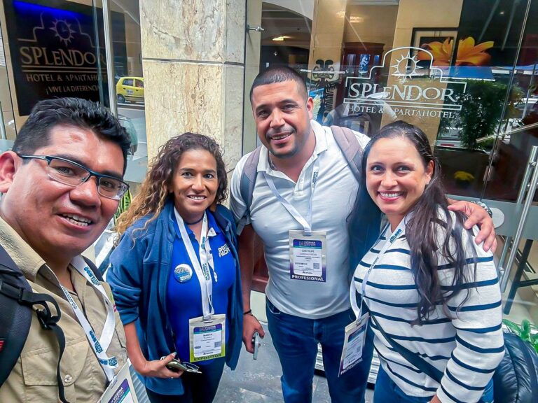 Deivis Pumalloclla, guía de Cusco Tu Destino Travel, con colegas en ANATO 2025 en Bogotá