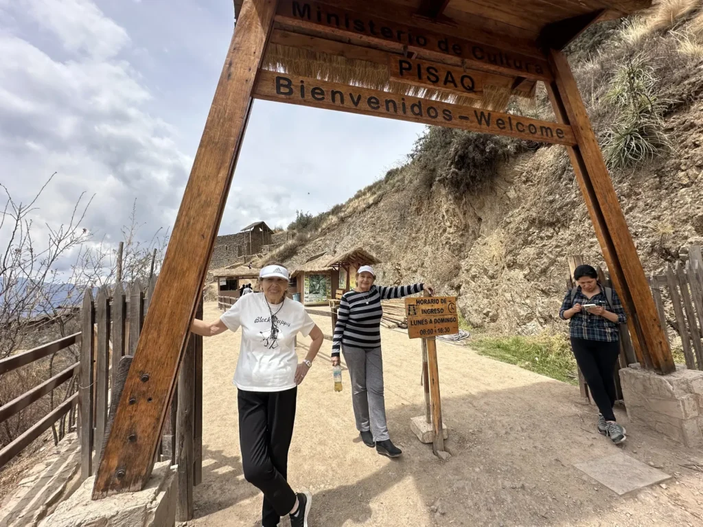Viajeras bajo el arco de bienvenida del parque arqueológico de Pisac
