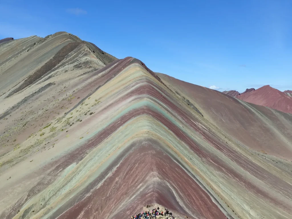Franjas de la Montaña de 7 Colores con sus colores reales y viajeros en el mirador
