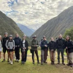 Grupo de viajeros listo para empezar el Camino Inca de 4 días