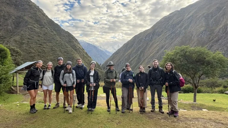 Grupo de viajeros listo para empezar el Camino Inca de 4 días