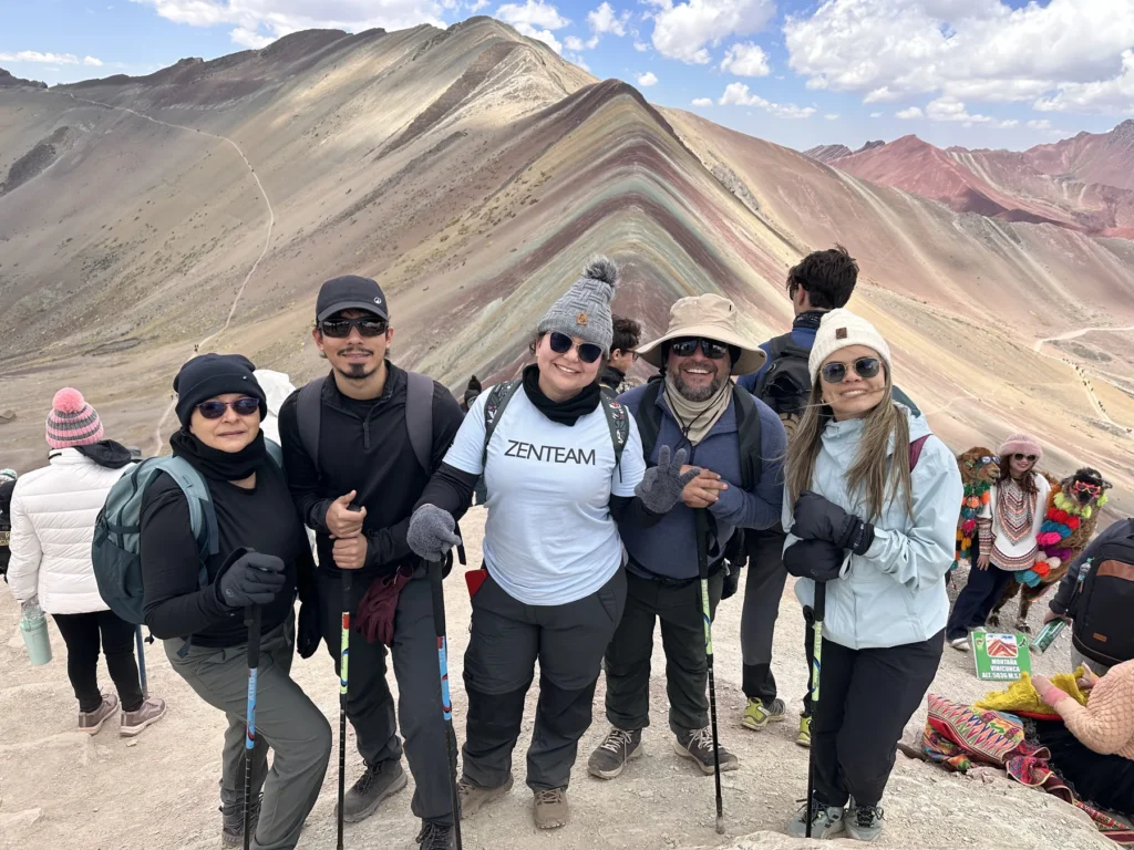 Grupo de viajeros con bastones en el mirador de la Montaña de 7 Colores