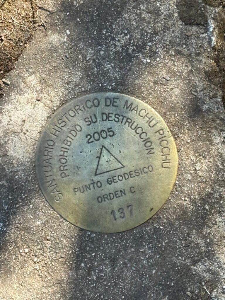 Hito geodésico del Santuario Histórico de Machu Picchu en la cumbre de la Montaña Machu Picchu