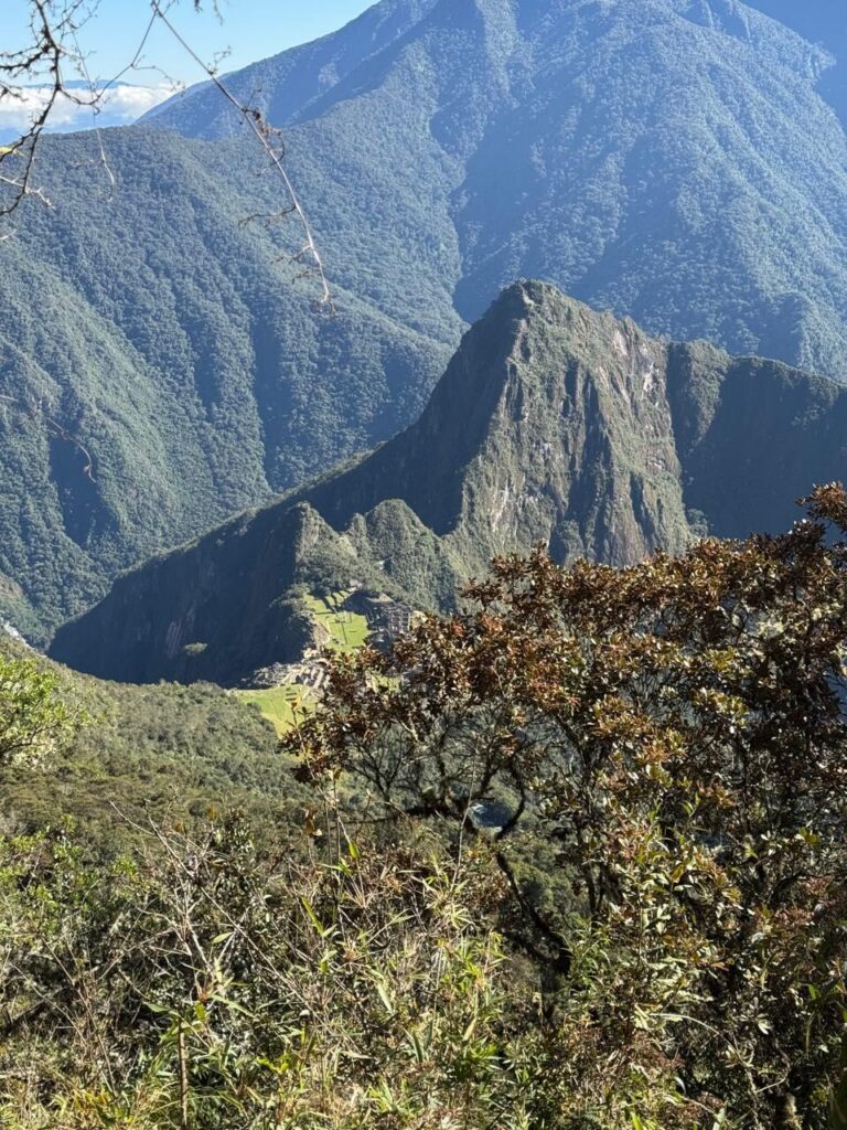 El Huayna Picchu visto desde el sendero de la Montaña Machu Picchu