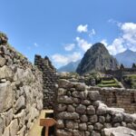 El Huayna Picchu visto entre muros incas de la ciudadela de Machu Picchu