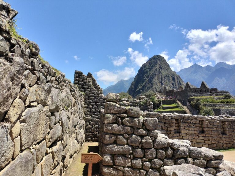 El Huayna Picchu visto entre muros incas de la ciudadela de Machu Picchu