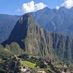 El Huayna Picchu sobre los recintos y andenes de Machu Picchu