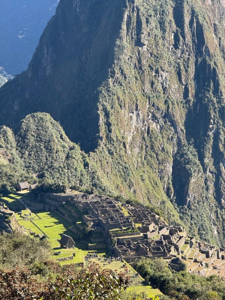El Huayna Picchu y la ciudadela de Machu Picchu vistos desde la subida a la Montaña Machu Picchu