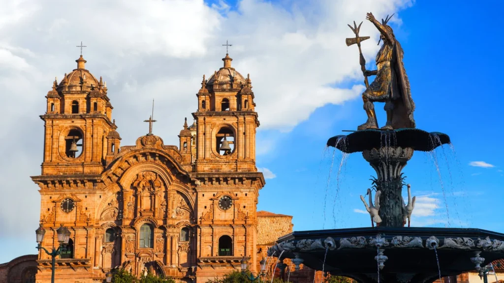 Iglesia de la Compañía de Jesús y la fuente de la Plaza de Armas del Cusco