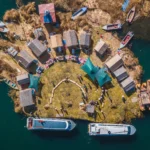 Isla flotante de los Uros en el lago Titicaca vista desde el aire