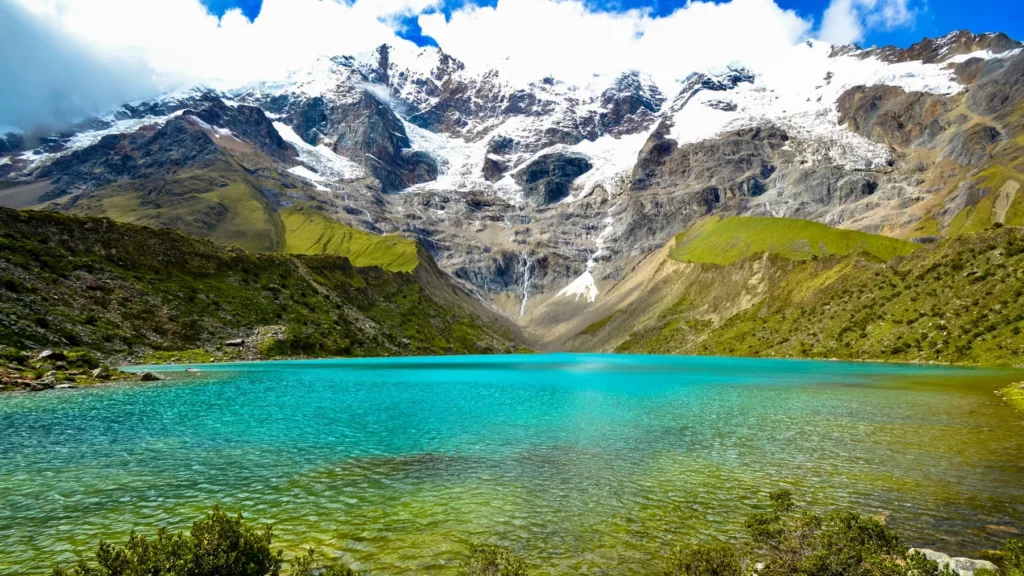Laguna Humantay de aguas turquesa al pie del glaciar del nevado Humantay