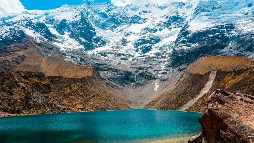 La Laguna Humantay vista desde las rocas de la orilla, con el glaciar nevado detrás