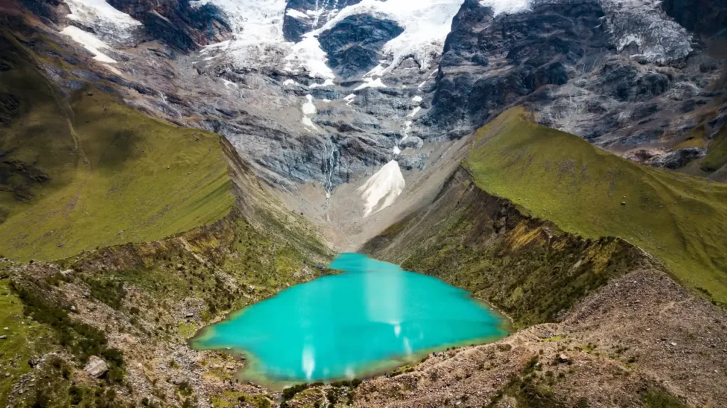 Vista aérea de la Laguna Humantay bajo el glaciar del nevado