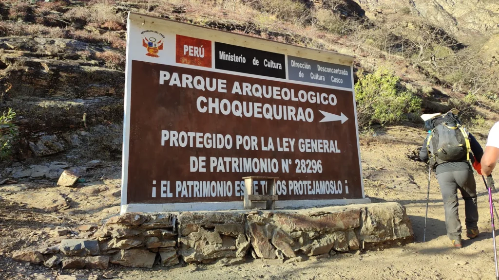 Letrero del Parque Arqueológico de Choquequirao en el sendero del trek