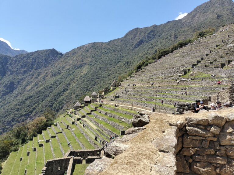 Andenes agrícolas de Machu Picchu en la ladera de la montaña