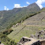 Andenes de Machu Picchu sobre el valle cubierto de bosque