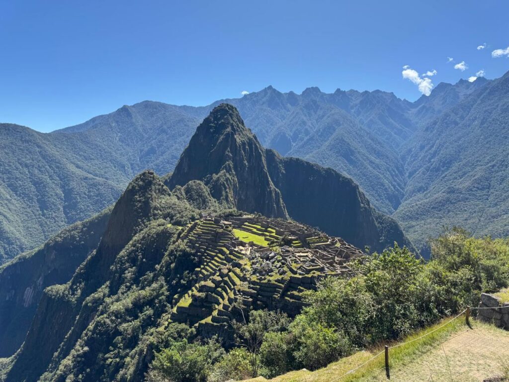 Andenes de Machu Picchu y el Huayna Picchu con cielo despejado al mediodía