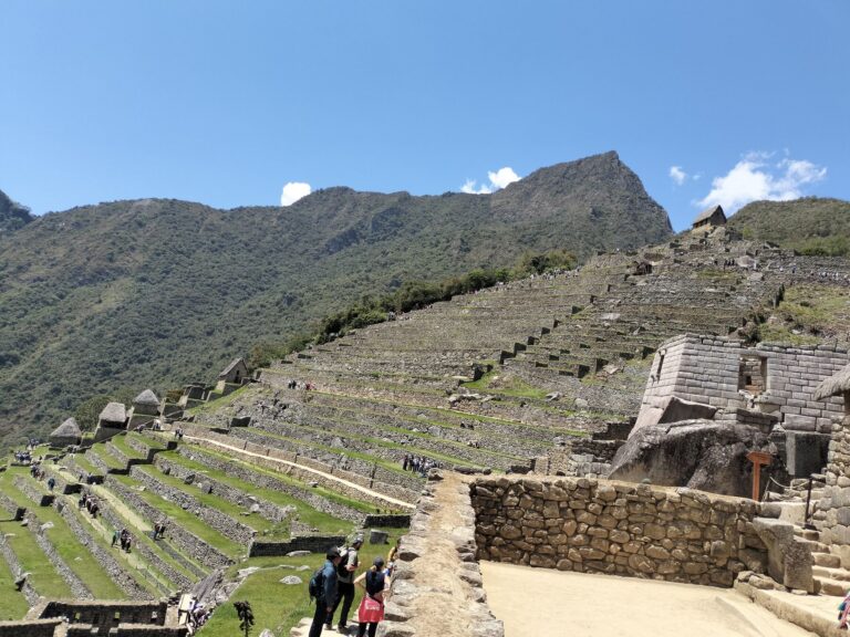 Andenes de Machu Picchu bajo la montaña Machu Picchu