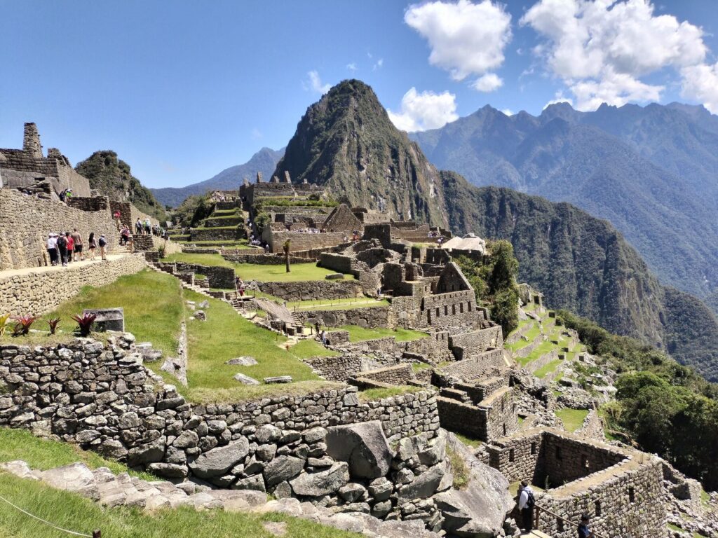 Andenes y recintos incas de Machu Picchu con el Huayna Picchu