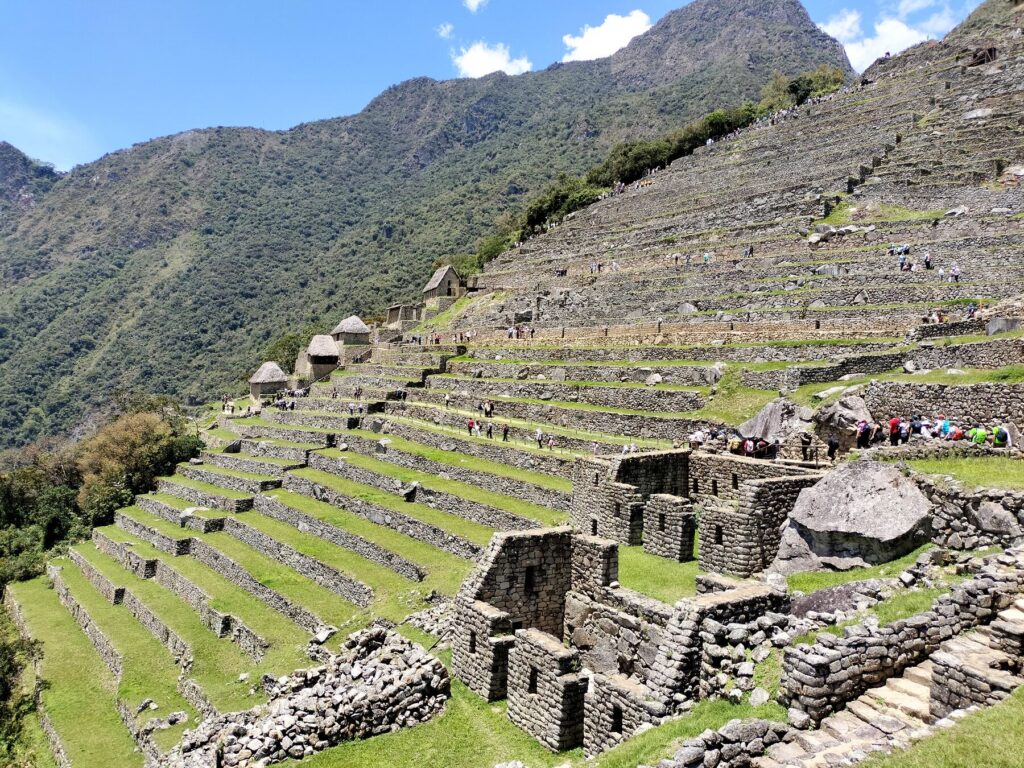 Andenes y recintos de la parte baja de Machu Picchu