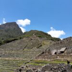 Andenes y casas incas con techo de paja en Machu Picchu