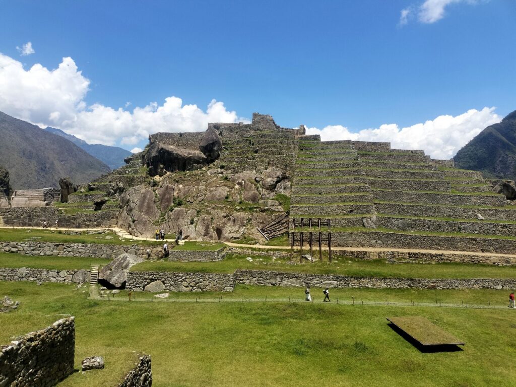 Colina con andenes escalonados y roca tallada en el sector urbano de Machu Picchu