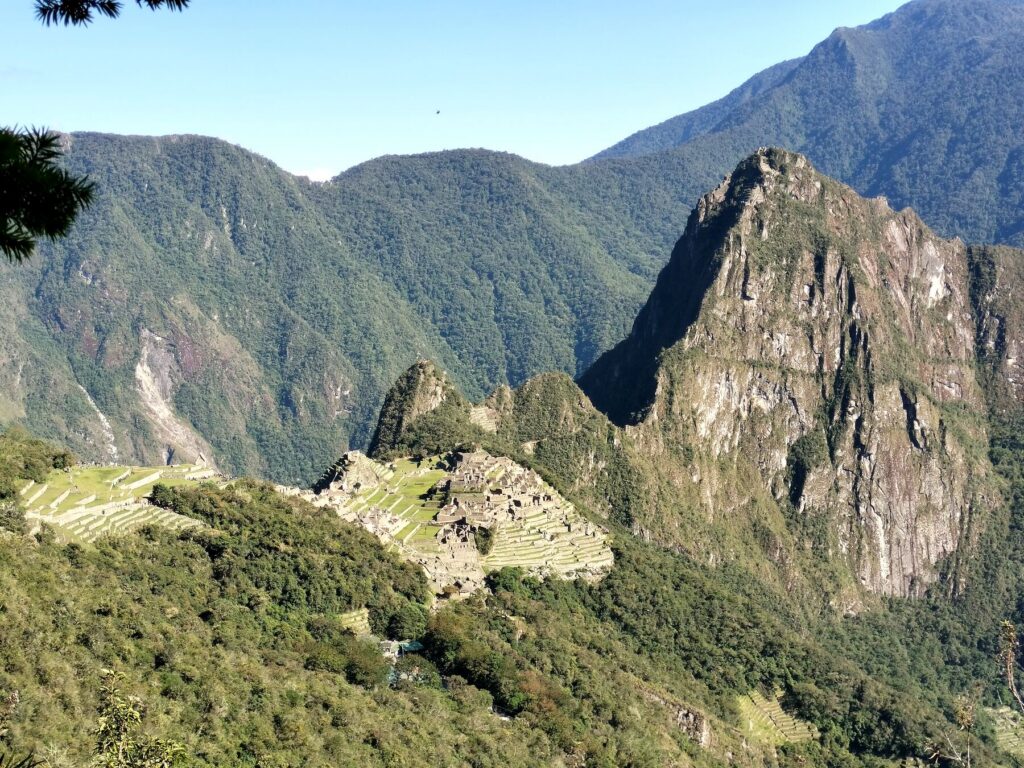 Machu Picchu y Huayna Picchu desde el sendero que baja del Intipunku