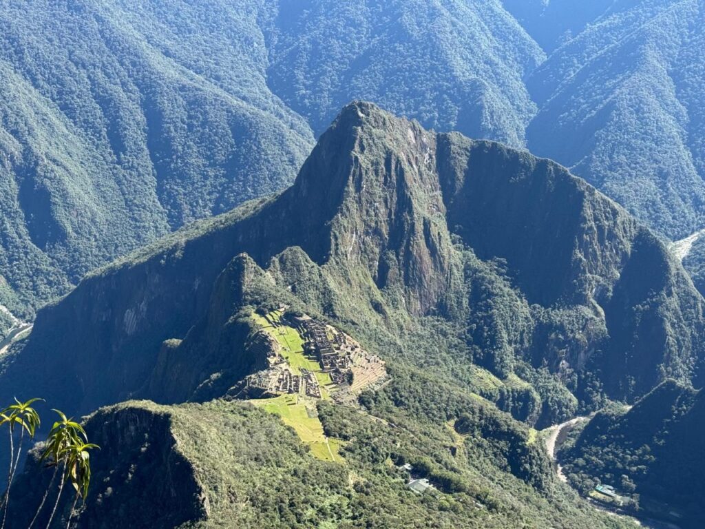 Machu Picchu y el Huayna Picchu vistos desde la cumbre de la Montaña Machu Picchu