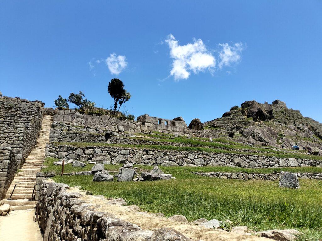 Escalinata de piedra y andenes junto a la plaza de Machu Picchu
