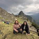 Viajeras en Machu Picchu en una mañana nublada, con Huayna Picchu al fondo