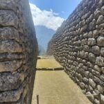 Pasaje entre muros incas de piedra en Machu Picchu