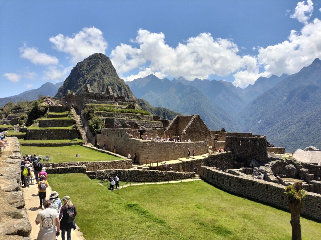Plaza principal de Machu Picchu con el Huayna Picchu al fondo