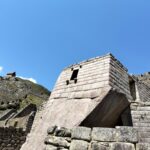 Recinto inca de piedra labrada construido sobre la roca en Machu Picchu