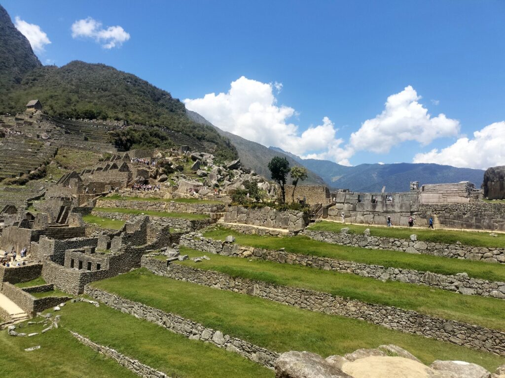 Recintos y andenes de Machu Picchu bajo el cielo azul